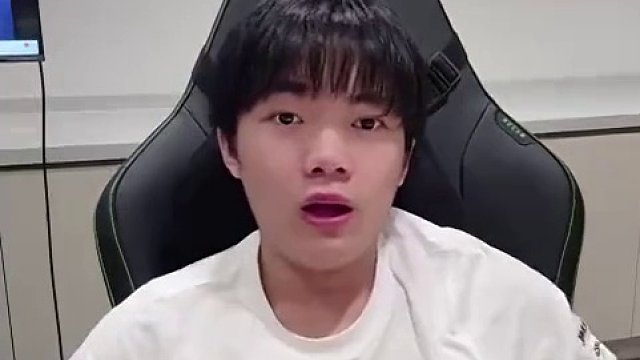 室内聊天后专注操作手机游戏