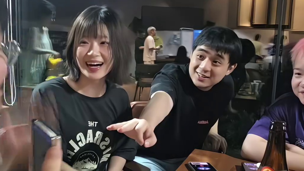 四人线下聚会欢乐玩成语游戏