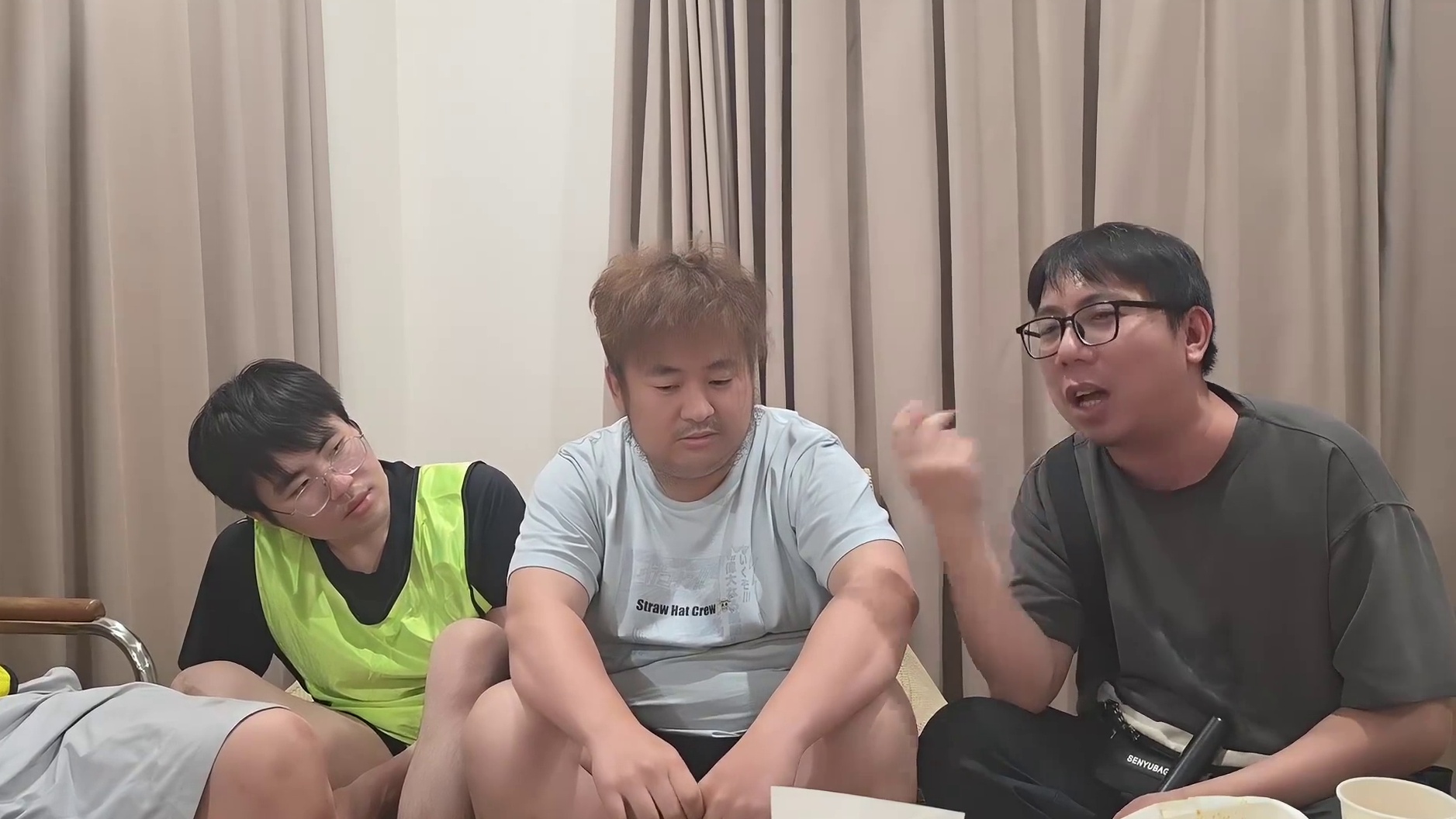 三名男性室内闲聊互动交流