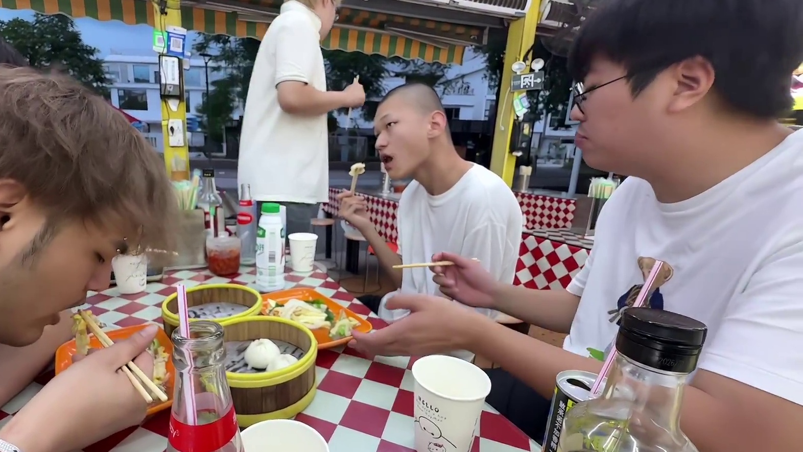 多人户外开心聚餐聊天