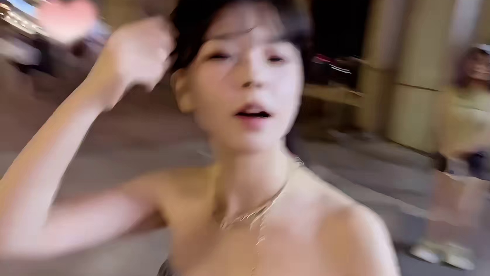 沫子跟男友街头秀恩爱，这次是真漂亮，观众都羡慕坏了！