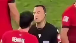 同俱乐部队友居莱尔上前关心姆巴佩#足球