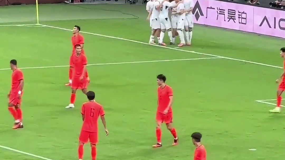 开场低级失误丢球，国足0-1新西兰！ # 足球