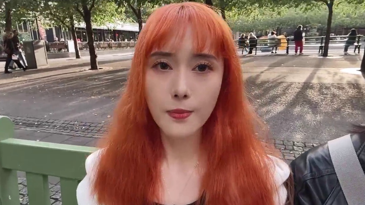 户外整理头发和观众互动
