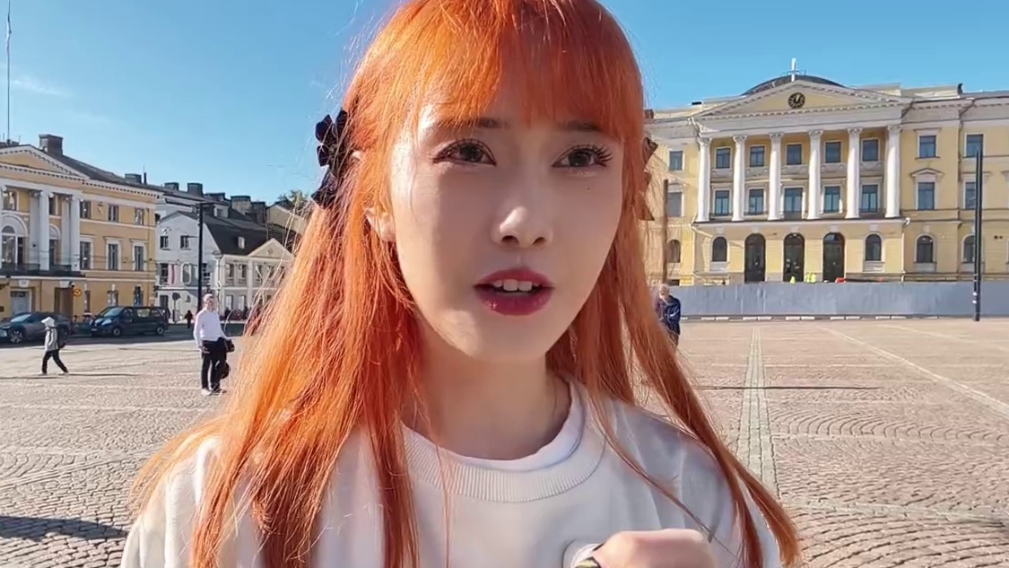欧洲广场整理头发聊天互动