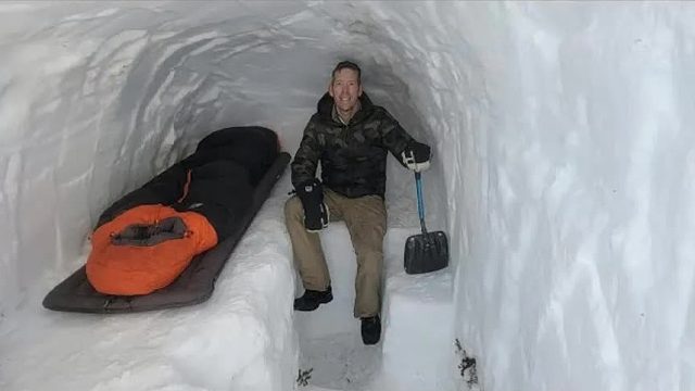 为了躲避雪山顶极寒的低温，机灵小伙徒手挖建，3平米的超大雪坑