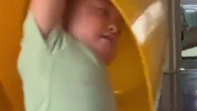 90后妈妈淡定拍下 儿子玩耍时栽进水桶的瞬间 网友：妈妈录得真稳 一点都不带扶的