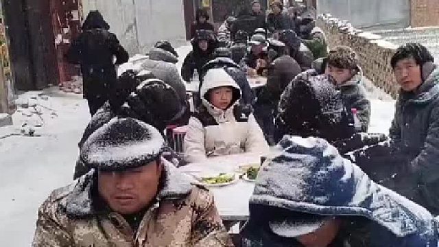 最起码也要搭个棚呀