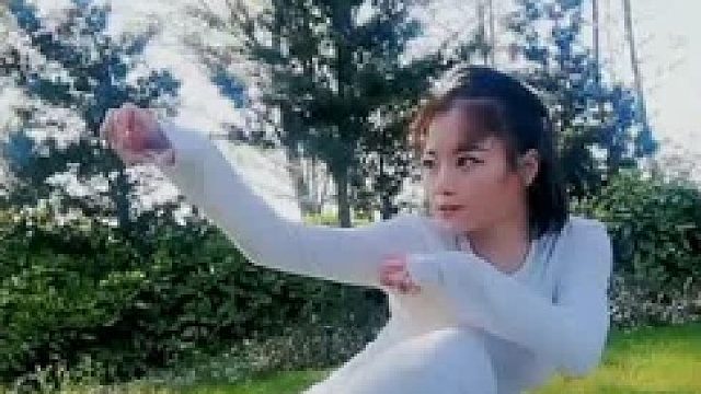 上天抛给你的东西，不管多重，先扛着，这是为了让你更有力量。哪天它赠你更大礼物时，你才能接住