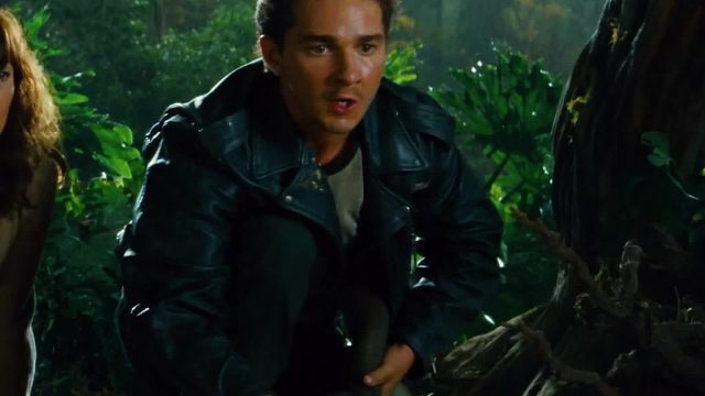 2.男人来到全是假人的世界