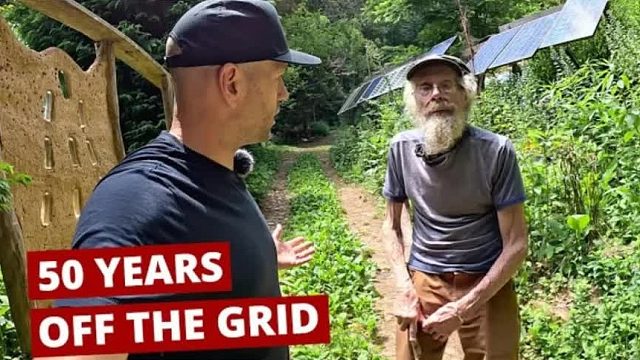 85岁的大爷隐居森林长达50年，体重不足80斤，用最原始的方式生活