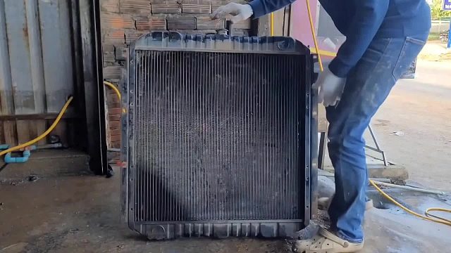 巴铁师傅采用草酸浸泡方式维修堵塞的水箱散热器全过程