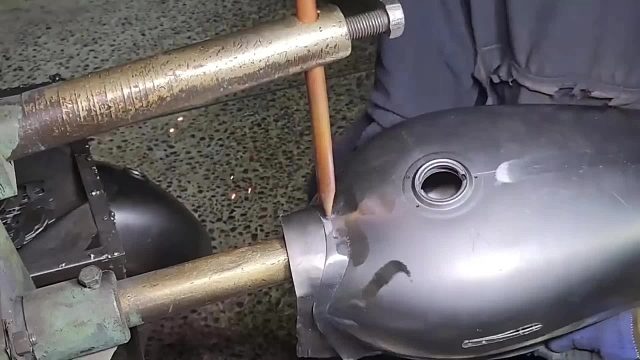 巴铁师傅利用冷轧钢卷铁皮制作摩托车油箱全过程