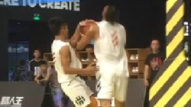 这场比赛有三个判罚我是不服气的，底线裁判不吹，中线裁判瞎吹什么。。。