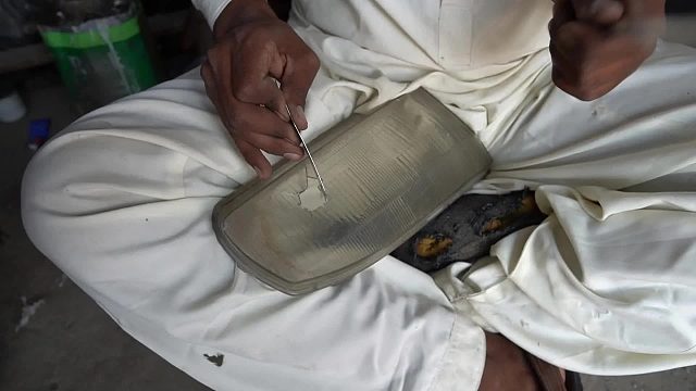 巴铁师傅纯手工维修破损的汽车大灯全过