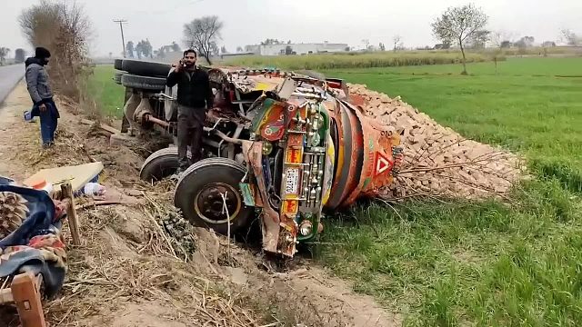 巴铁师傅维修侧翻在麦田里的事故卡车全过程