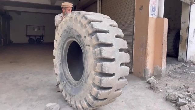 巴铁师傅采用缝布的方式维修破损的装载机轮胎全过程