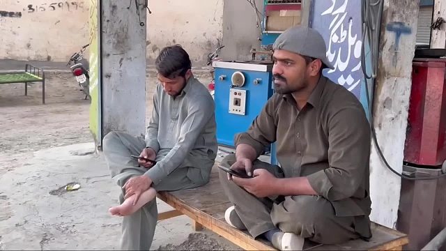 巴铁师傅维修断裂的卡车后桥平衡杆全过程