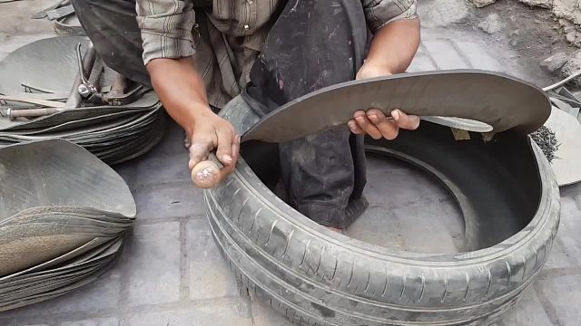 巴铁师傅利用废弃的轮胎制作水盆全过程