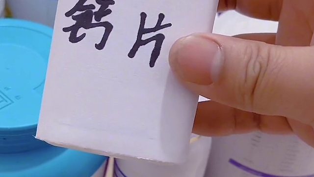 不愧为演员出身，当起托来得心应手！