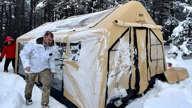 一家三口的雪中露营，发现帐篷破损是如何应对的呢