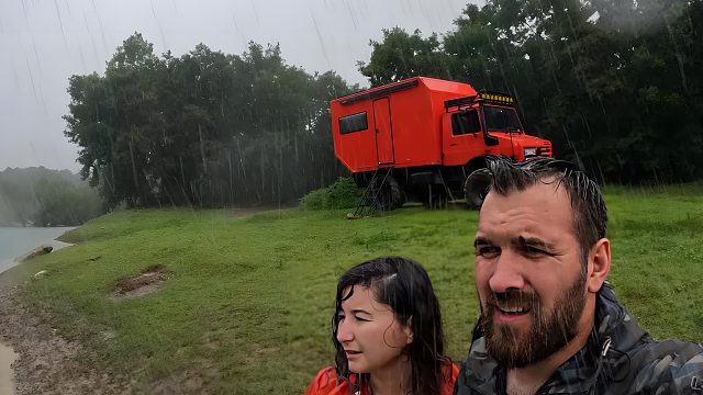 夫妻俩的野外雨天露营