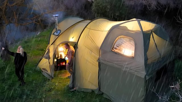 夫妻俩的野外露营，夜间遇大雨