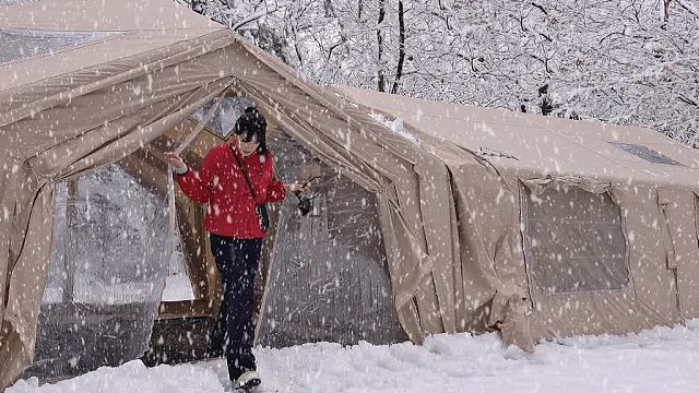 夫妻俩的雪天露营