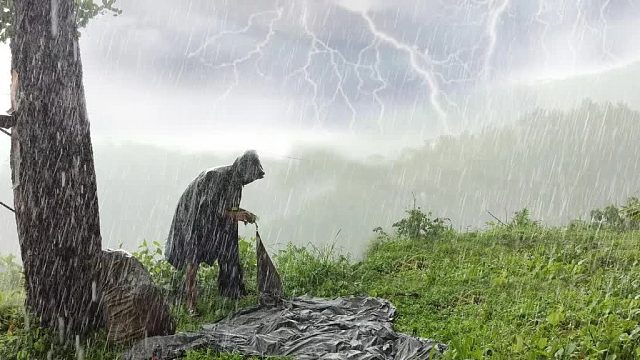 一人的雨中露营，听着雨声入眠