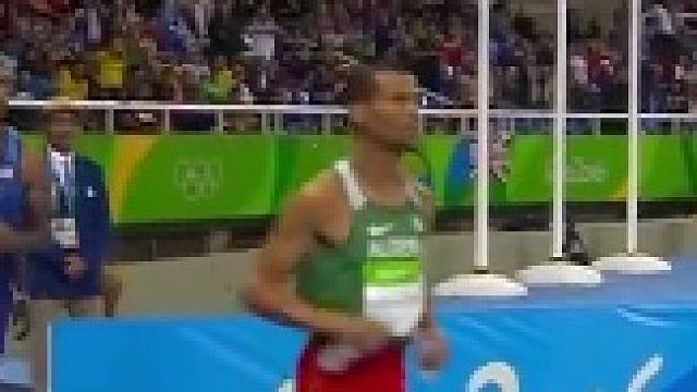 400米决赛 队友强行压着鲁迪沙！最后半圈形势突变 队友结局好惨