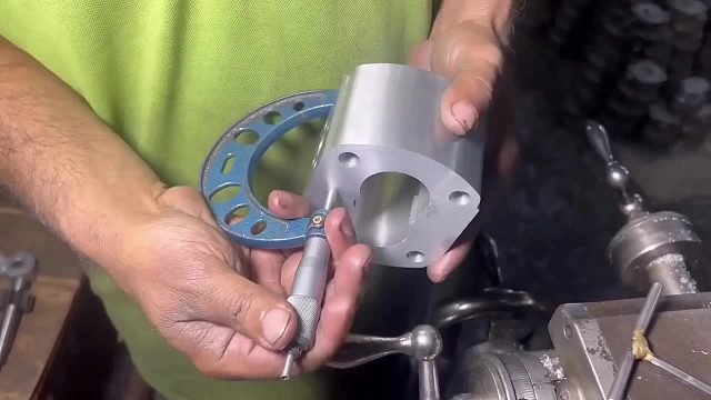 巴铁师傅在简陋的小作坊加工制造拖拉机液压泵全过程