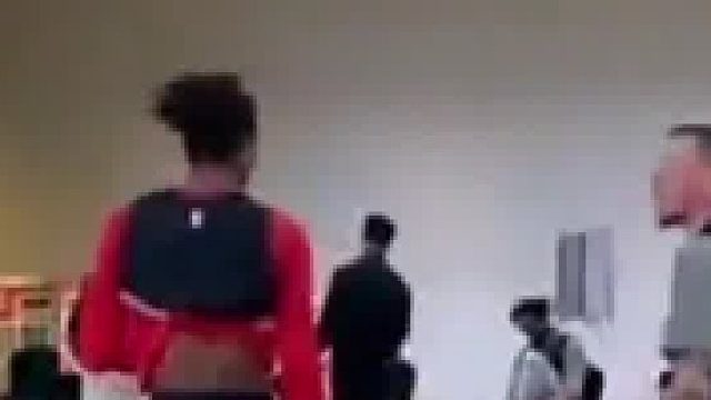 泰斯指导杰伦格林该如何正确去防守，整个球队的人都在努力的帮助这个年轻人快快成长