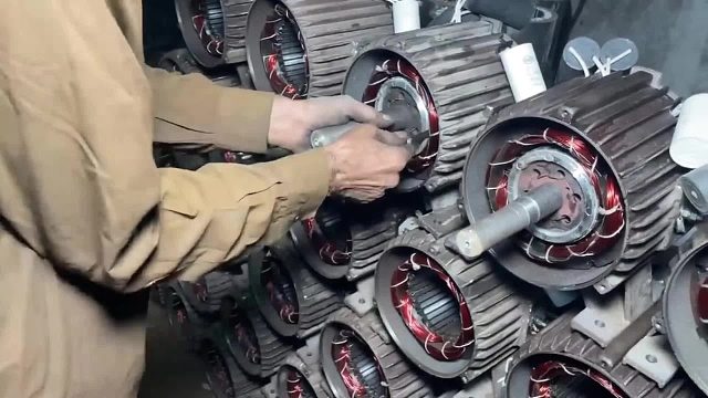 巴铁师傅在简陋的作坊里加工制造发电机全过程