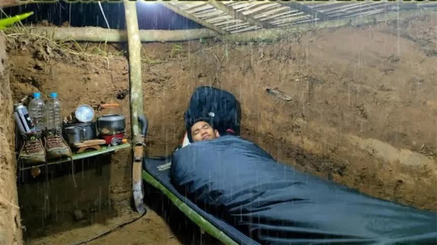 小伙雨林求生自掘坟墓，挖建豪华地下宫殿，成功躲避豺狼虎豹