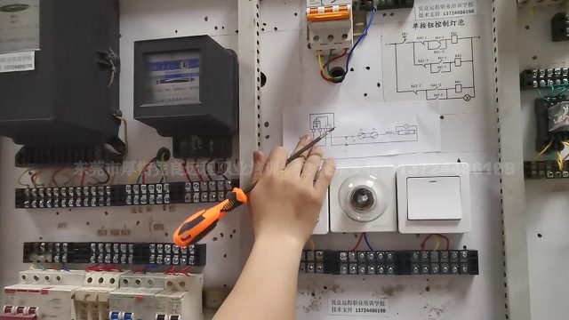 双控日光灯接线方式/电工学校/电工考证/电工知识/零基础学电工