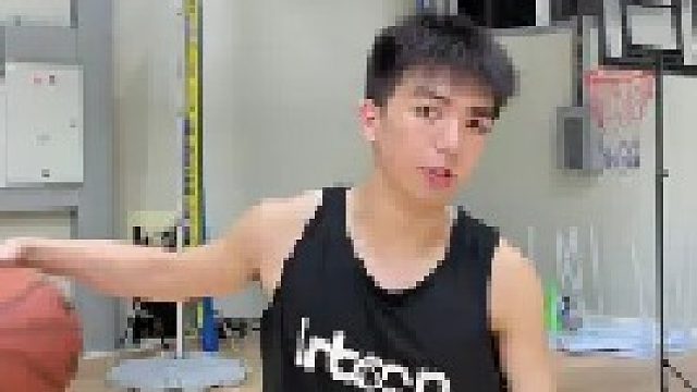 一个你从来没有见过的转身动作，“绕腰分腿转身”的完整解析来啦，偷偷拿去晃飞你的好兄弟