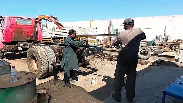 巴铁师傅采用三角形拼接方式维修断裂的卡车大梁全过程