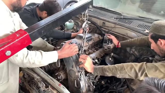 巴铁师傅维修损坏的皮卡车发动机全过程