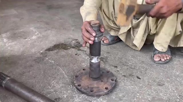 巴铁师傅采用焊接的方式维修断裂的卡车半轴全过程