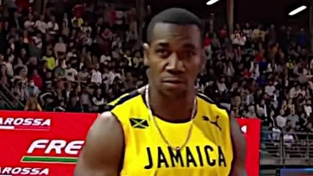 犹豫片刻后，他还是做出了大家所期待的手势