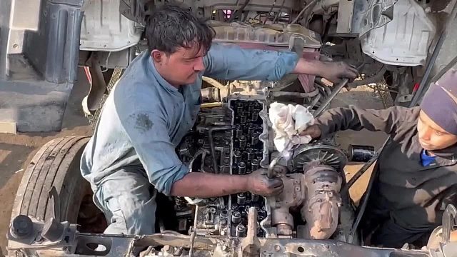 巴铁师傅维修发动机缸盖出现轻微变形问题全过程