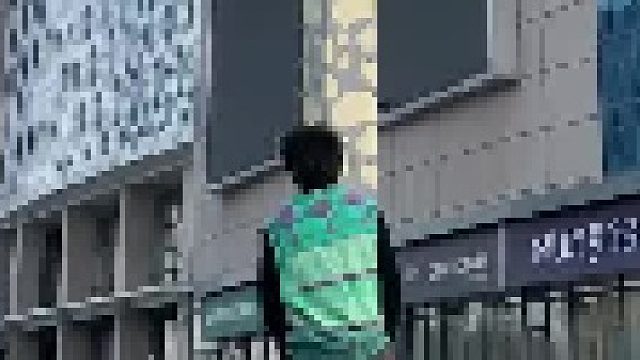 小孩好像看傻了