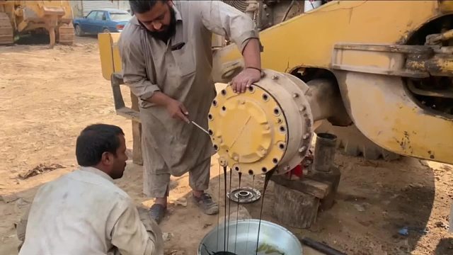 巴铁师傅更换卡特装载机湿式制动器壳体制动盘全过程