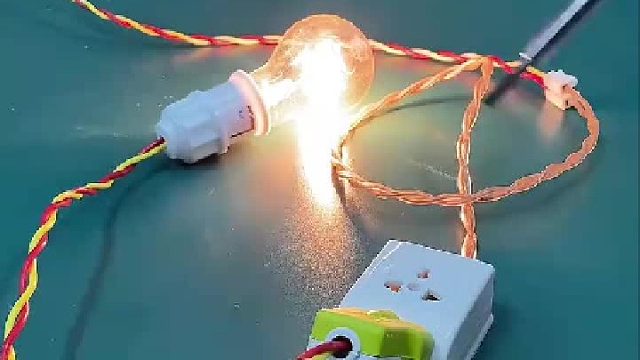 简单的说：和火线相连的位置，试电笔检测时，氖管应该发光，