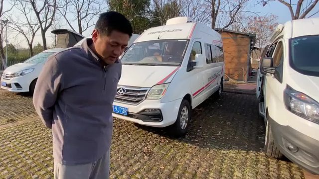 美女小房车改的真漂亮，4个平方的面包车特别温馨浪漫，空间魔术变的好