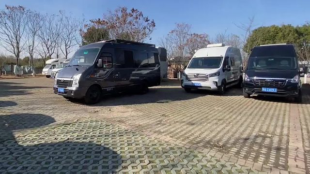 五菱造房车啦兄弟们，这精神小车车好喜欢啊，一起进去看看里面