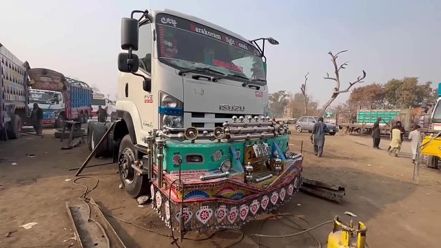 巴铁师傅采用独特的维修手法修复事故卡车全过程