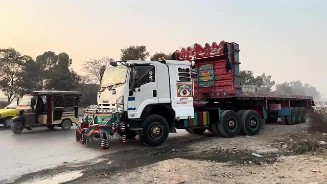 巴铁师傅将刚购买的二手双桥卡车改装成牵引车全过程