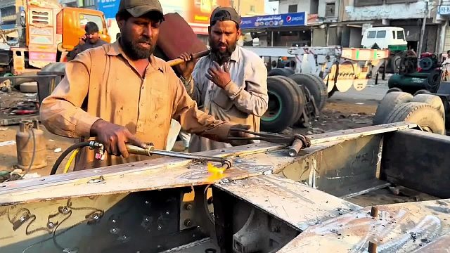 巴铁师傅将半挂车改装成牵引车全过程