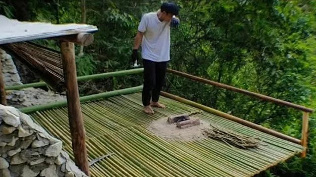 为了躲避雨林猛兽，小伙巧手打造悬崖避难所，脚底下就是万丈深渊